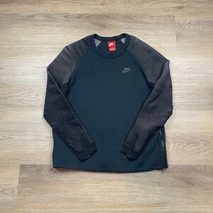 Nike Tech Fleece sweatshirt women’s size M black crewneck